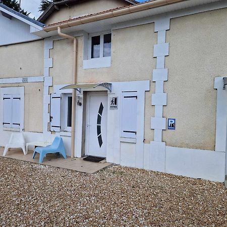 08 - Tres Joli Studio Tout Equipe Avec Parking Privatif Gratuit, Grand Fourgon Possible, Tout Le Linge De Maison Est Fourni Razac-sur-lʼIsle 外观 照片